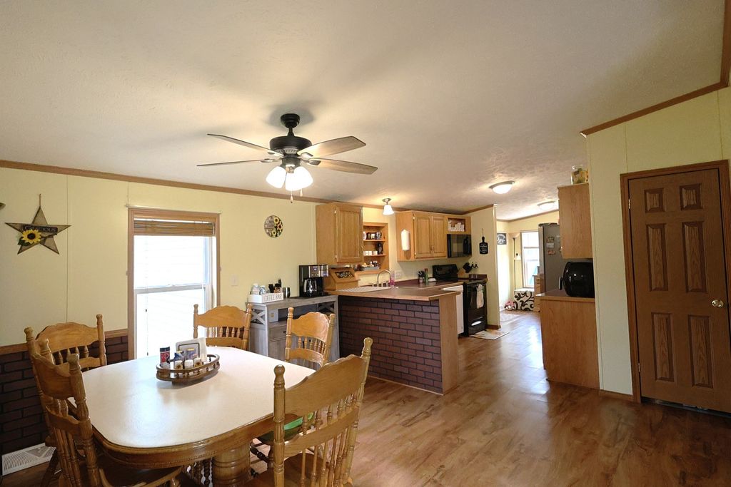 Image 9 of property listing at 16495 E Robin Road, Mt Vernon, IL 62864