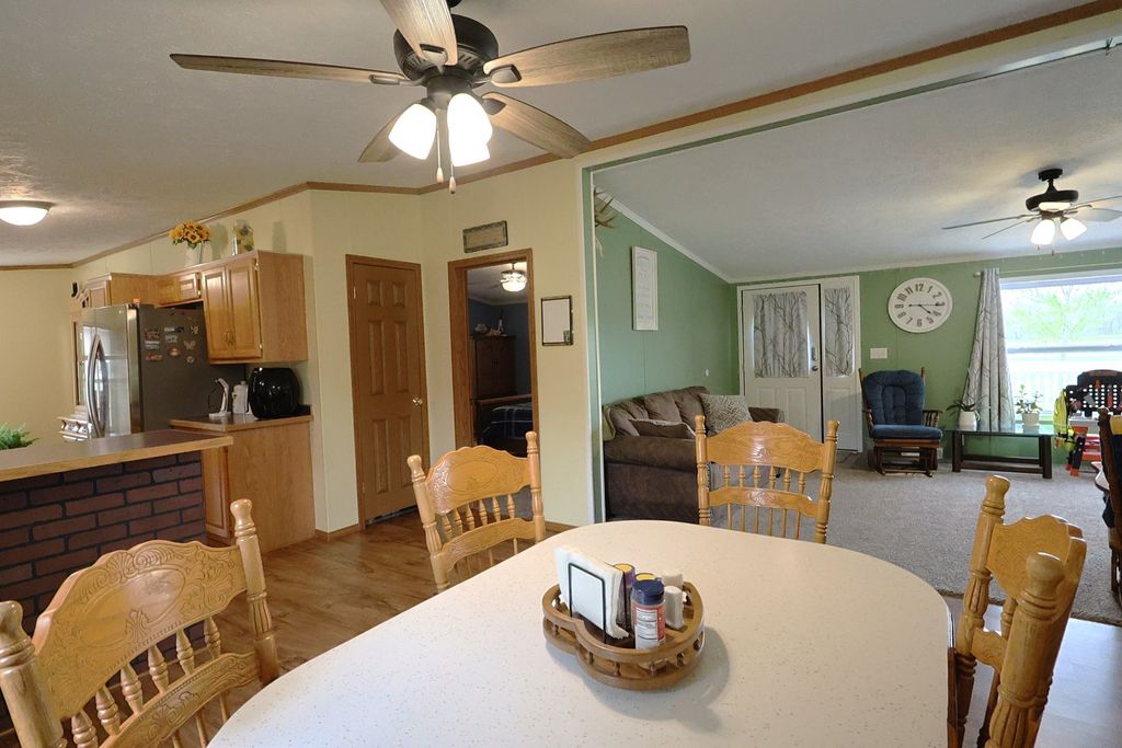 Image 10 of property listing at 16495 E Robin Road, Mt Vernon, IL 62864