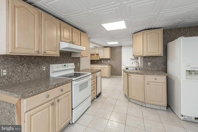 765 WILLOW DR, Gibbstown, NJ 08027