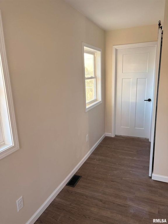 Image 12 of property listing at 504 Westhaven Drive, Centralia, IL 62801