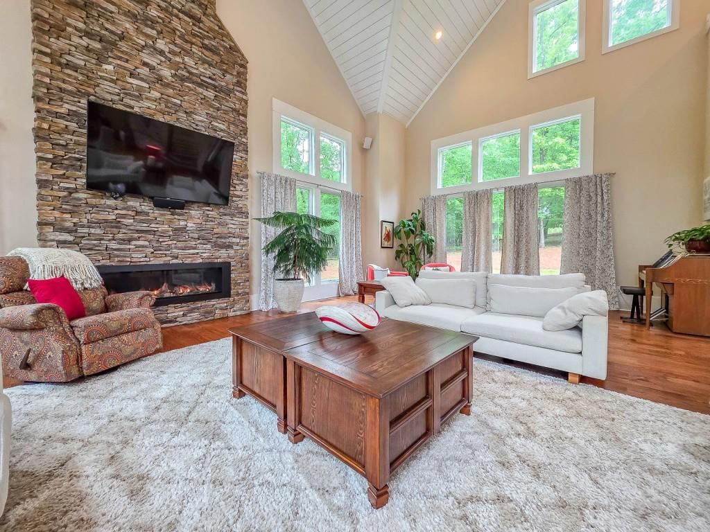 Image 9 of property listing at 14 Allatoona Estates Drive SE, Acworth, GA 30102