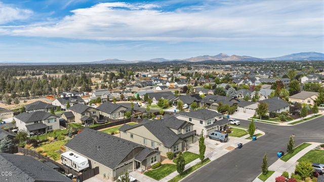 4421 SW Majestic Avenue, Redmond, OR 97756