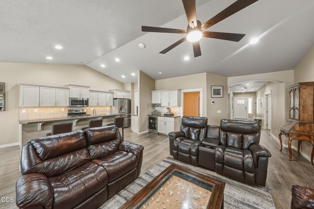 4421 SW Majestic Avenue, Redmond, OR 97756