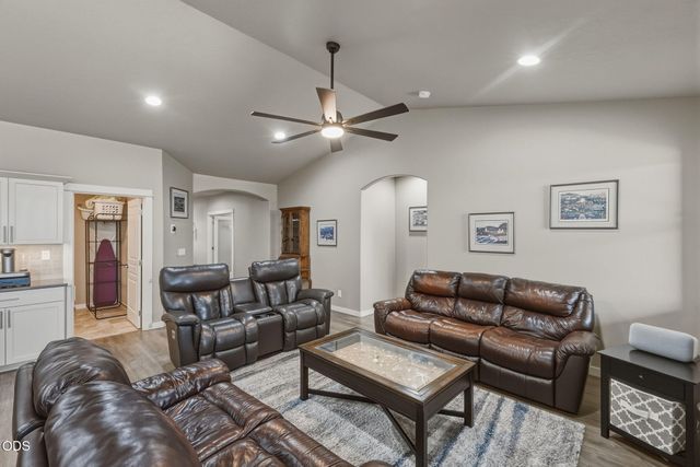 4421 SW Majestic Avenue, Redmond, OR 97756