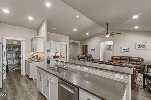 4421 SW Majestic Avenue, Redmond, OR 97756