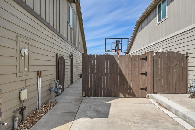 4421 SW Majestic Avenue, Redmond, OR 97756