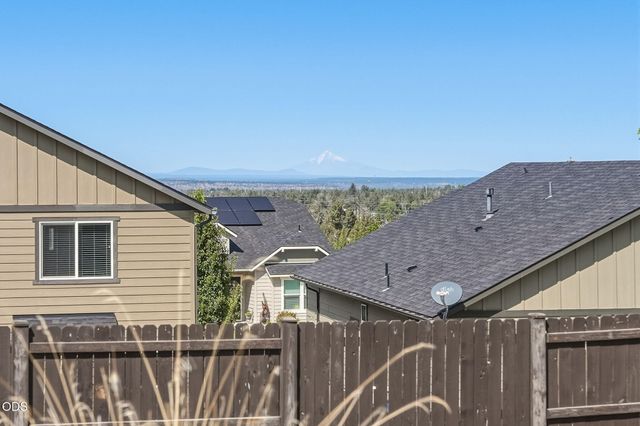 4421 SW Majestic Avenue, Redmond, OR 97756