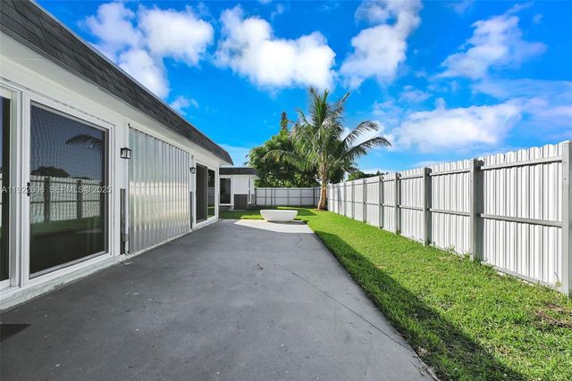 6303 NW 71st Ave, Tamarac, FL 33321