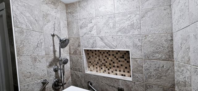 2766 W Huron Street, Waterford Charter Township, MI 48328