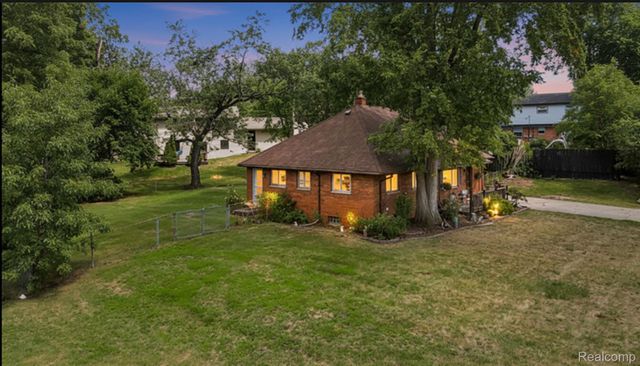 2766 W Huron Street, Waterford Charter Township, MI 48328