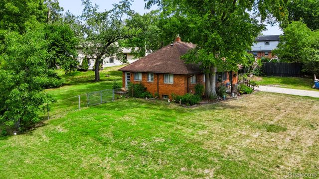 2766 W Huron Street, Waterford Charter Township, MI 48328
