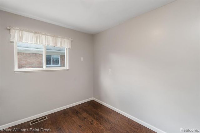 341 W Farnum Avenue, Madison Heights, MI 48071