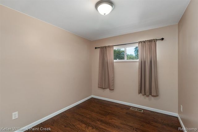 341 W Farnum Avenue, Madison Heights, MI 48071