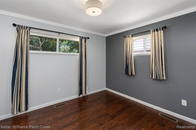 341 W Farnum Avenue, Madison Heights, MI 48071