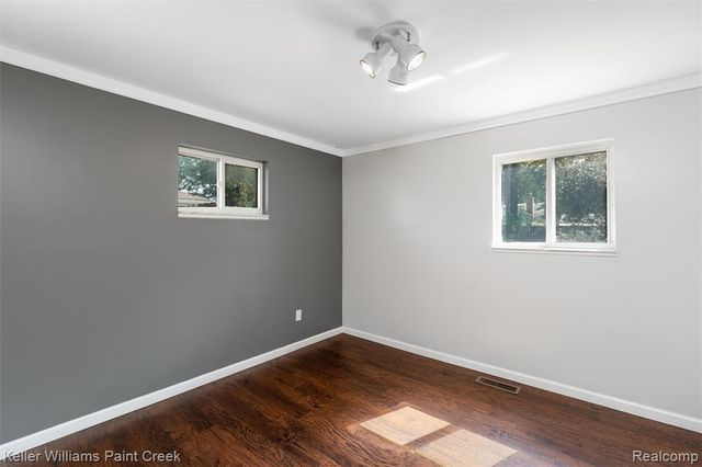 341 W Farnum Avenue, Madison Heights, MI 48071