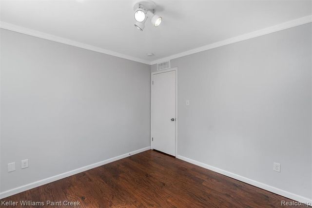 341 W Farnum Avenue, Madison Heights, MI 48071