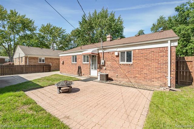 341 W Farnum Avenue, Madison Heights, MI 48071