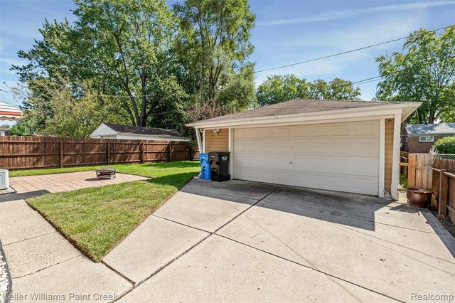 341 W Farnum Avenue, Madison Heights, MI 48071
