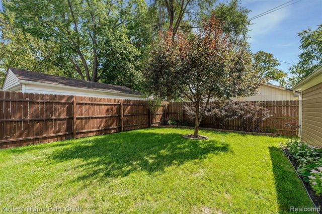 341 W Farnum Avenue, Madison Heights, MI 48071