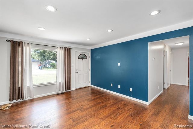 341 W Farnum Avenue, Madison Heights, MI 48071