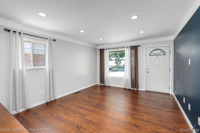 341 W Farnum Avenue, Madison Heights, MI 48071