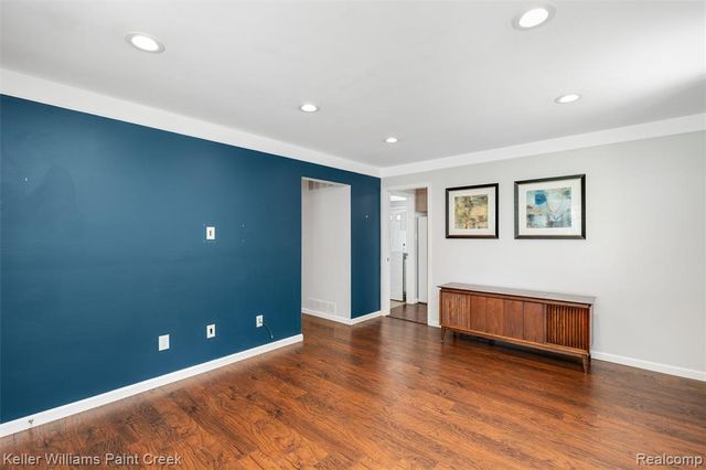 341 W Farnum Avenue, Madison Heights, MI 48071