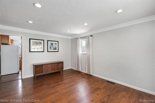 341 W Farnum Avenue, Madison Heights, MI 48071