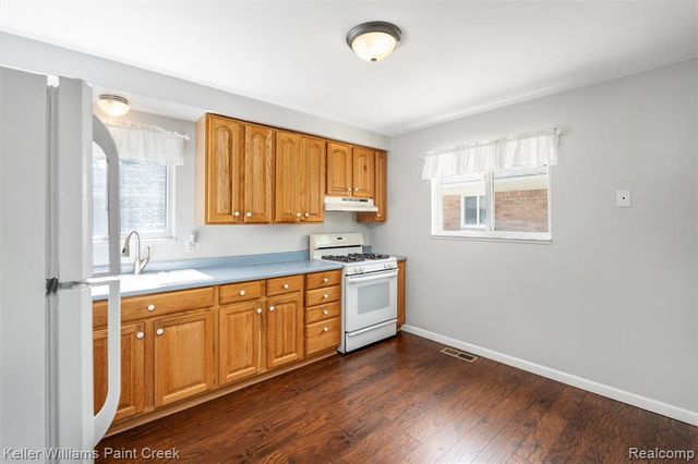 341 W Farnum Avenue, Madison Heights, MI 48071