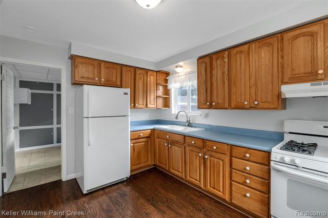 341 W Farnum Avenue, Madison Heights, MI 48071