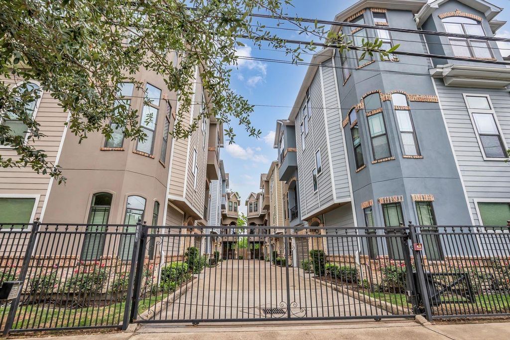 1219 W 25th Street B, Houston, TX 77008
