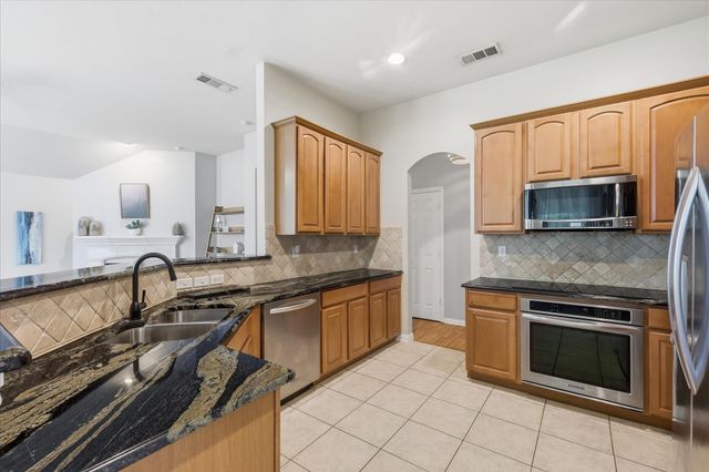 520 E Sandra Lane, Grand Prairie, TX 75052