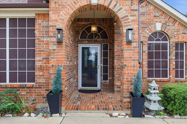 520 E Sandra Lane, Grand Prairie, TX 75052