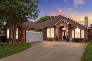 520 E Sandra Lane, Grand Prairie, TX 75052