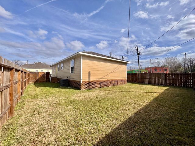 301 Enid Street, Houston, TX 77009