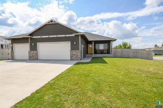 5909 N Seubert Ave, Sioux Falls, SD 57104