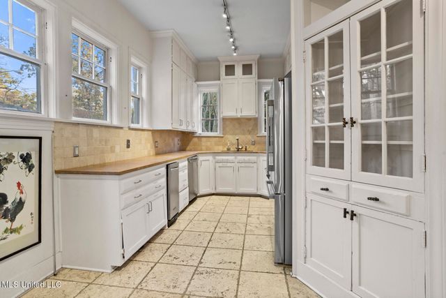 923 Pinehurst Place, Jackson, MS 39202