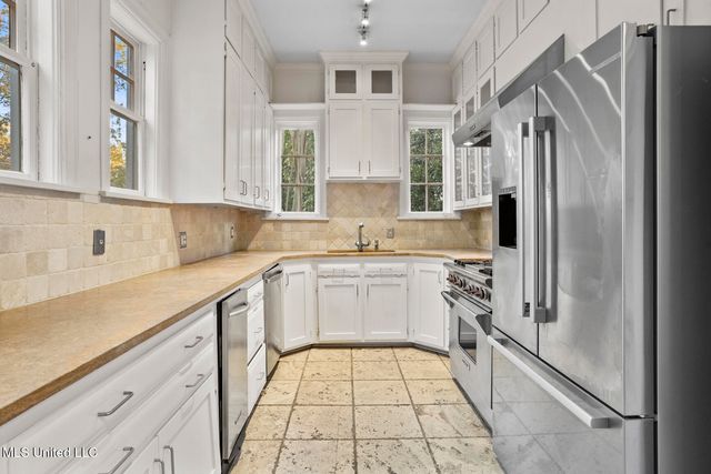 923 Pinehurst Place, Jackson, MS 39202