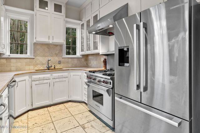 923 Pinehurst Place, Jackson, MS 39202