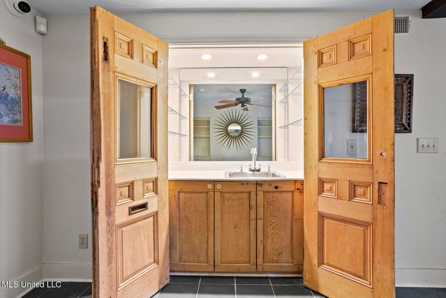 923 Pinehurst Place, Jackson, MS 39202