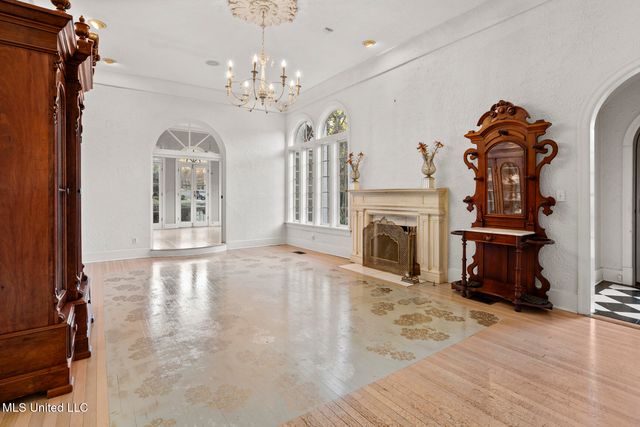 923 Pinehurst Place, Jackson, MS 39202