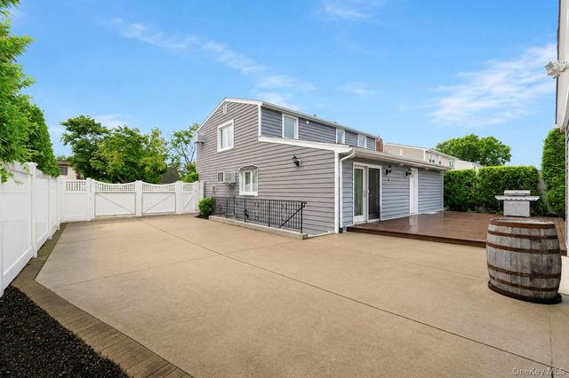 84 Twinlawns Avenue, Hicksville, NY 11801