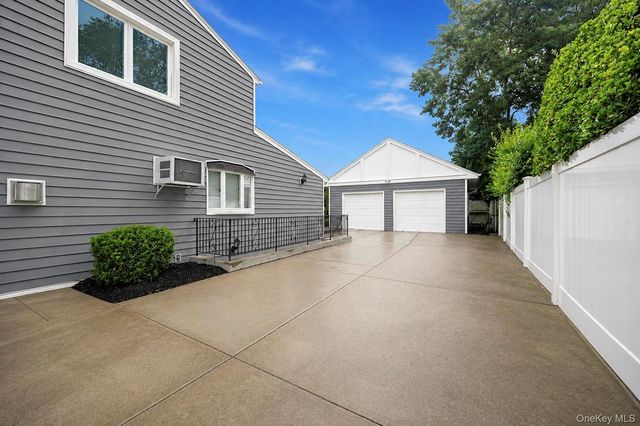 84 Twinlawns Avenue, Hicksville, NY 11801