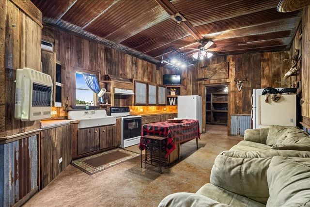7300 Goehring Road, Ledbetter, TX 78946