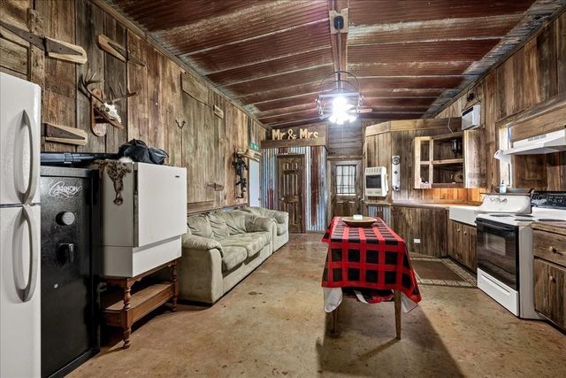 7300 Goehring Road, Ledbetter, TX 78946