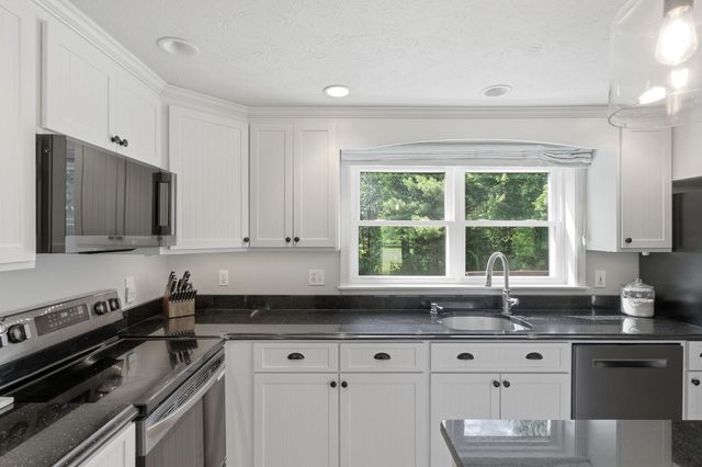 17 Donmac Drive, Derry, NH 03038