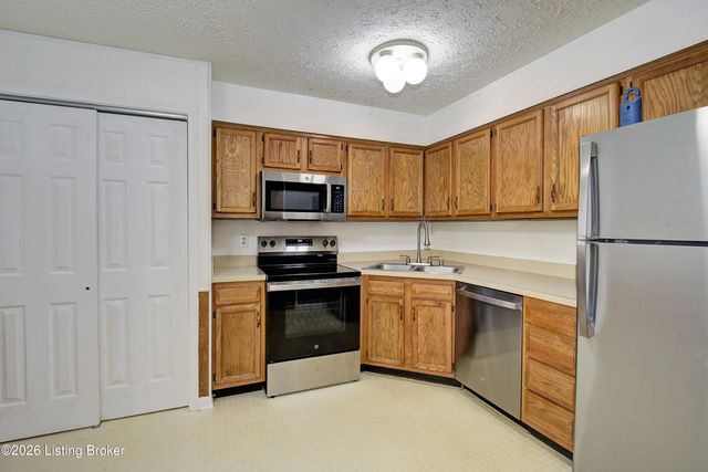 8101 Wendamoor Dr UNIT 28, Louisville, KY 40228