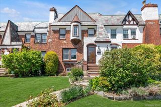 376 Cochran Place, Valley Stream, NY 11581