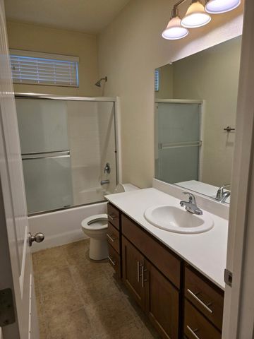 1442 W Dynes St, Merced, CA 95348