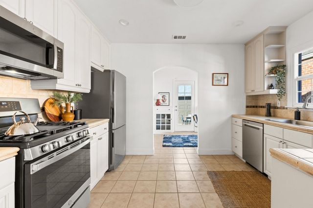 230 Belleview Dr, San Leandro, CA 94577