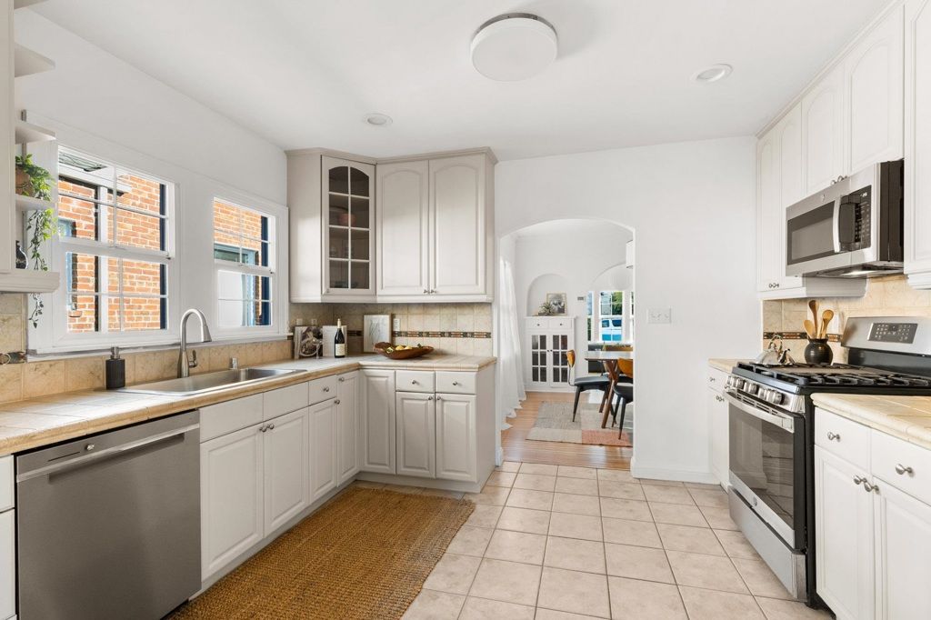 Image 17 of property listing at 230 Belleview Dr, San Leandro, CA 94577